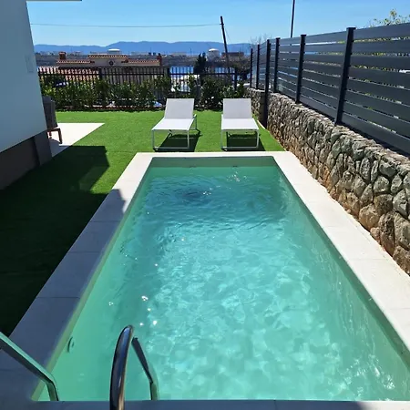 Modern Near - Pool And Terrace Apartamento Omišalj